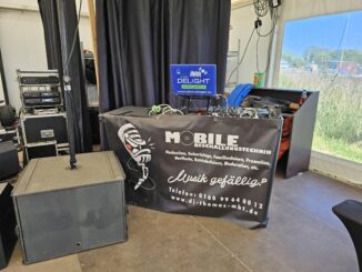 DJ Chris Delight am Mischpult beim Pfingstfest Hiddensee 2024 – professionelle Stimmung deutschlandweit